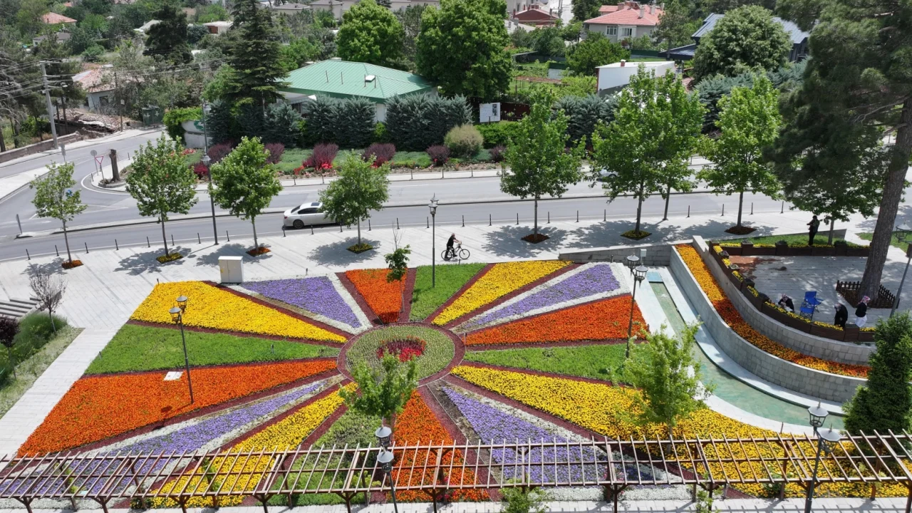 Konya çiçekleriyle göz kamaştırıyor