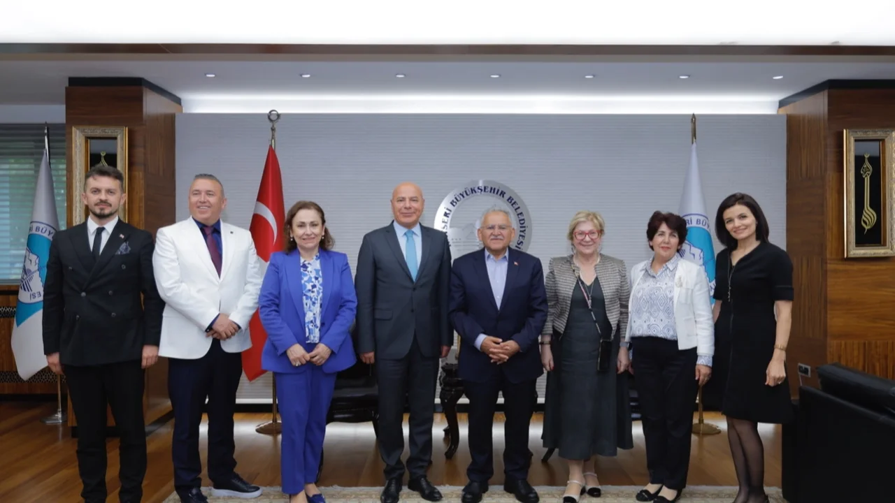 Memduh Büyükkılıç Bağımlılık Zirvesi'ne katıldı