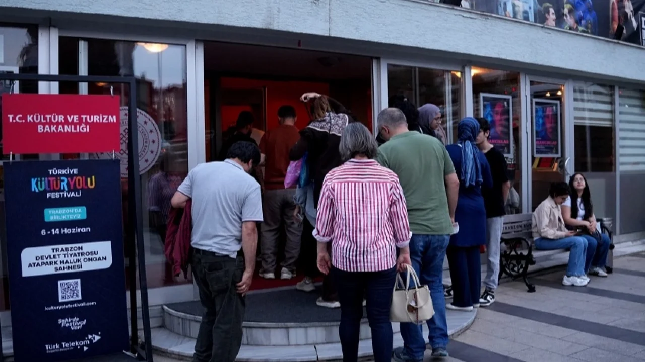 Trabzon'da 'İnsancıklar' tiyatro severlerle buluştu