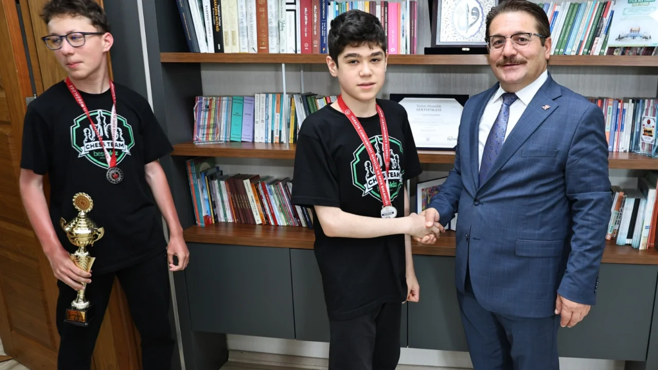 Türkiye ikincisi satranç takımından İl Milli Eğitim'e ziyaret