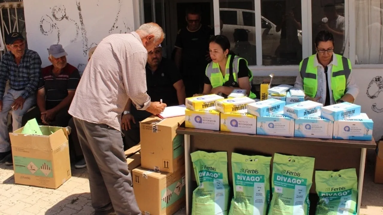 Antalya Büyükşehir’den selden etkilenen üreticilere destek