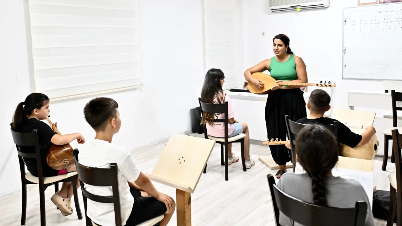 Antalya'da bağlamanın sesi Değirmenönü’nde yankılanıyor