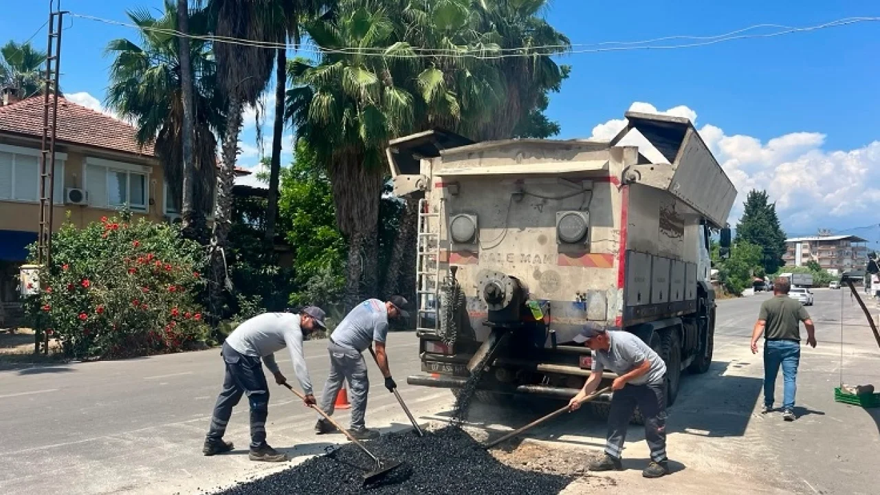 Antalya Finike'de yollar yenileniyor bordürler boyanıyor