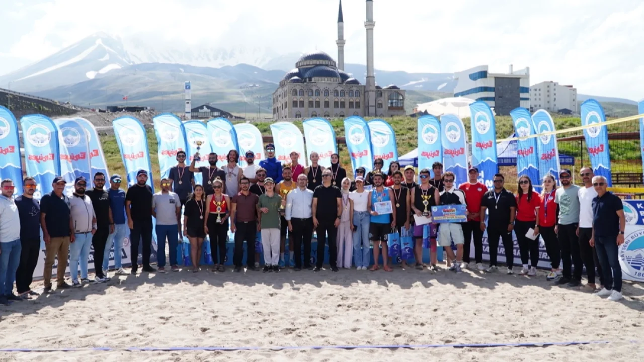 Erciyes Plaj Voleybolu Turnuvası büyük heyecan yaşattı