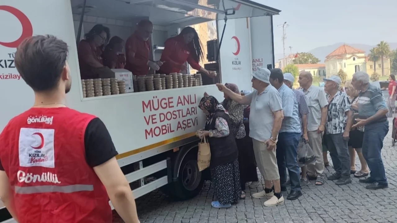 Kızılay Bornova'dan 2 bin kişilik aşure ikramı