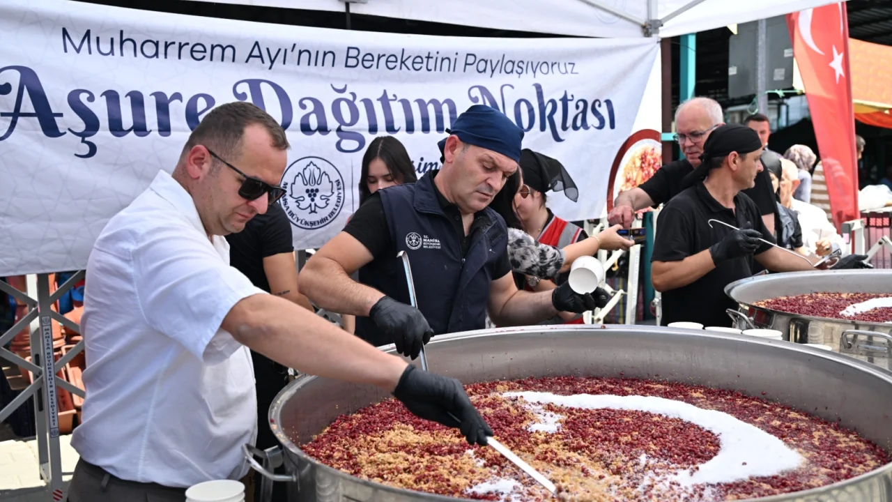 Manisa Büyükşehir’den pazarda 2 bin kişiye aşure ikramı