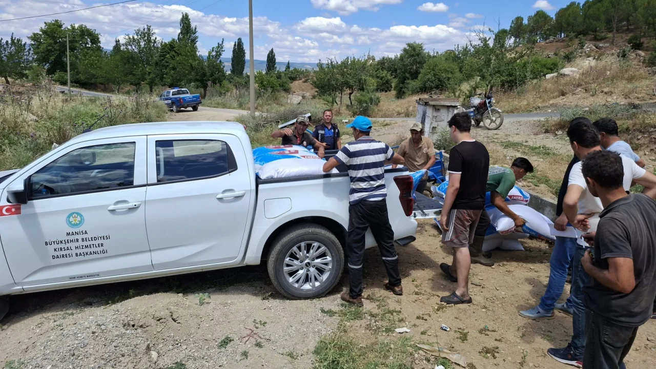 Manisa'da yangından etkilenen Gördesli üreticiye yem desteği