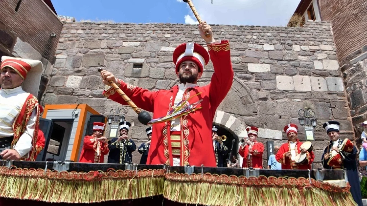 Mehteran Coşkusu yaz boyunca Ankara Kalesi ve Ulus Meydanı'nda