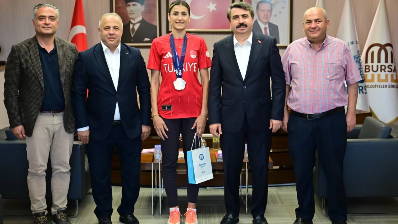 Milli tekvandocu madalya sevincini Oktay Yılmaz'la paylaştı