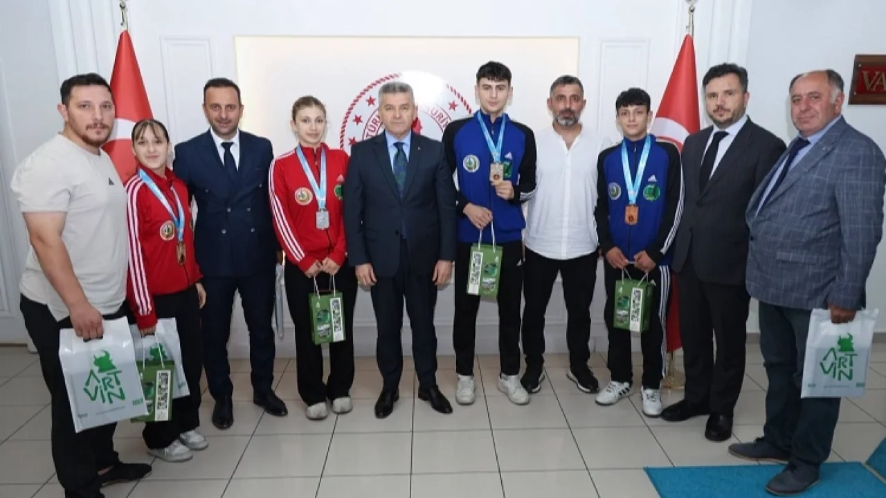 Türkiye şampiyonları Artvin Valisi'ne konuk oldu