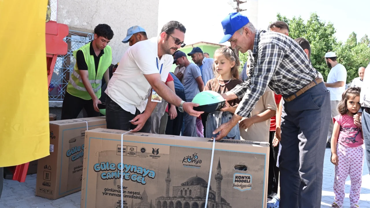 13 bin çocuğa 'güle oynaya' bisiklet dağıtıldı