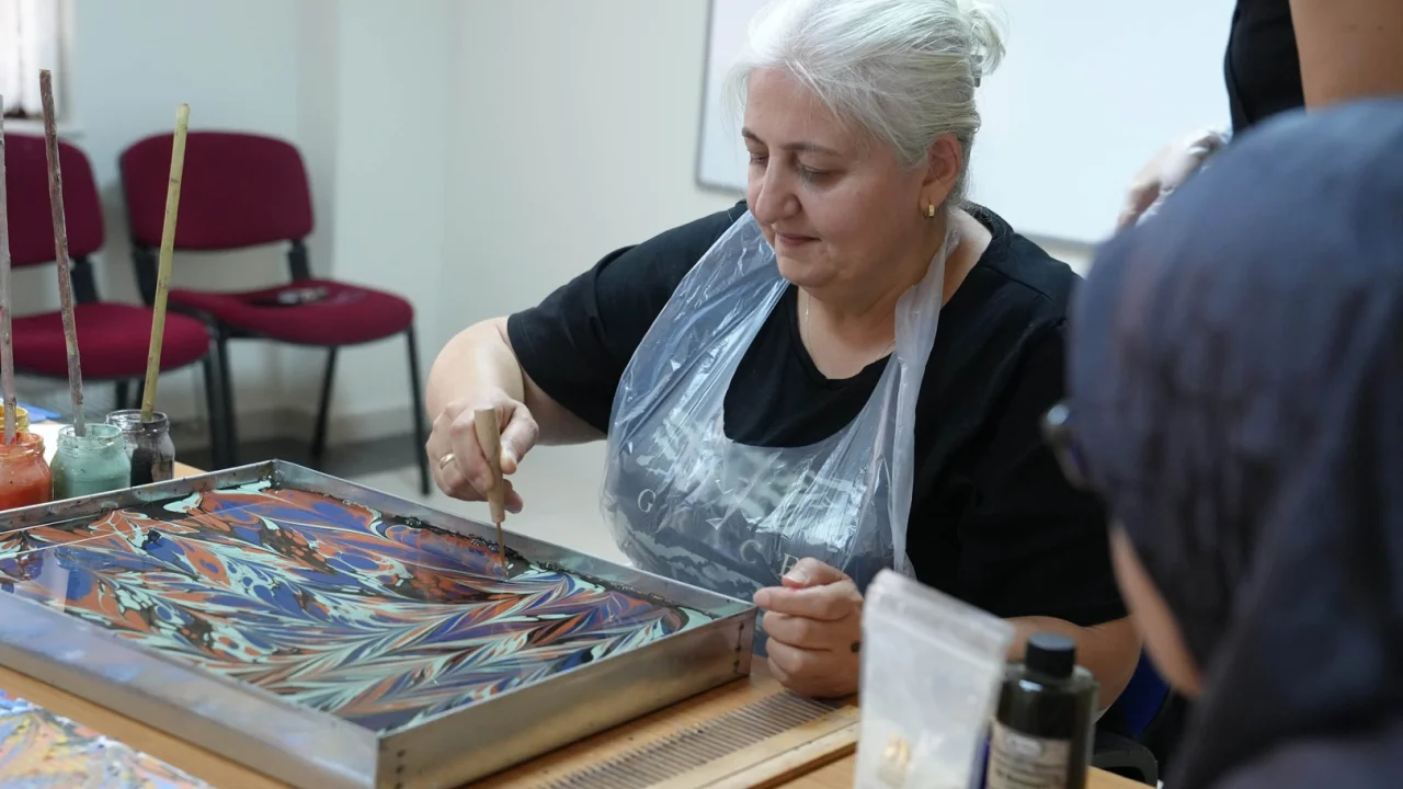 Ankara Keçiören’de şehit yakınlarına ebru sanatı workshopu