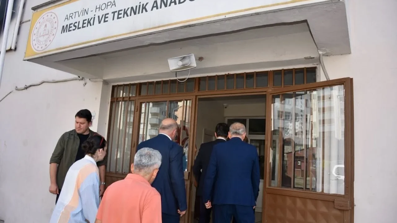 Artvin Hopa'da Kaymakam Karakaya'dan okullara inceleme