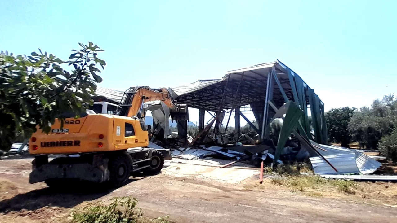 Bursa Osmangazi’de tarım alanına kaçak yapılan depo yıkıldı