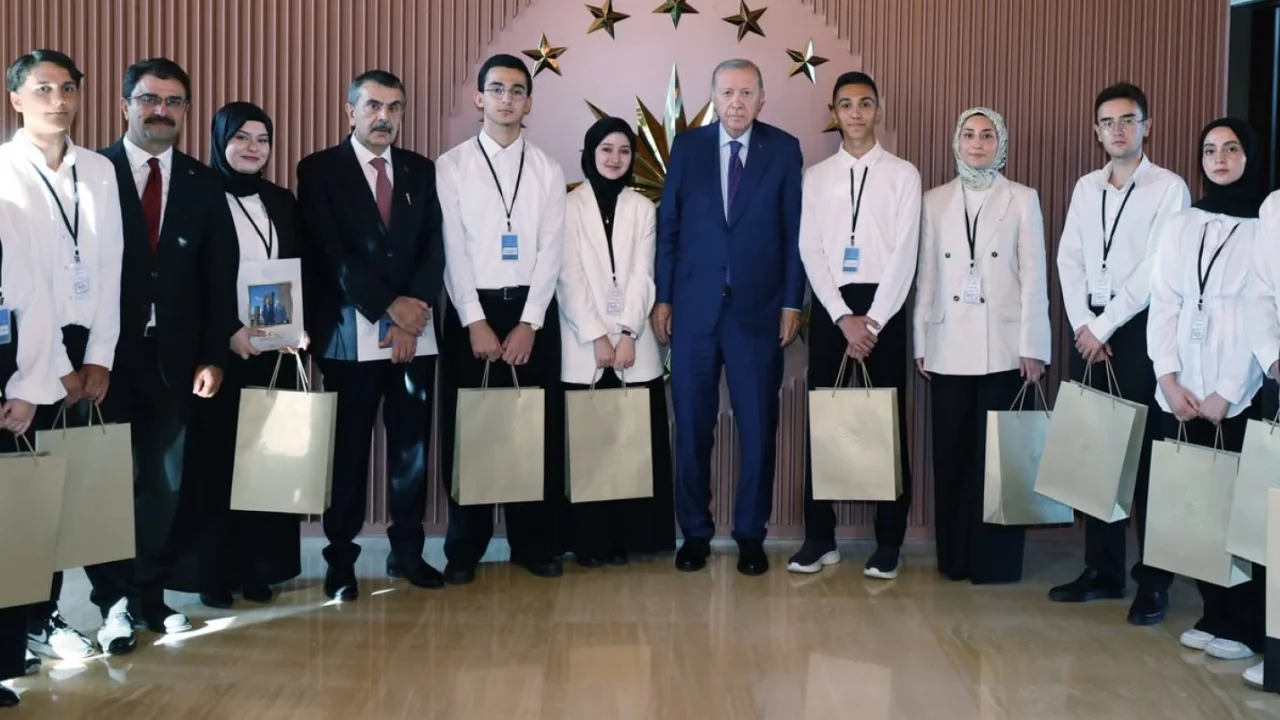 Cumhurbaşkanı Erdoğan Ahlat'ta öğrencileri kabul etti