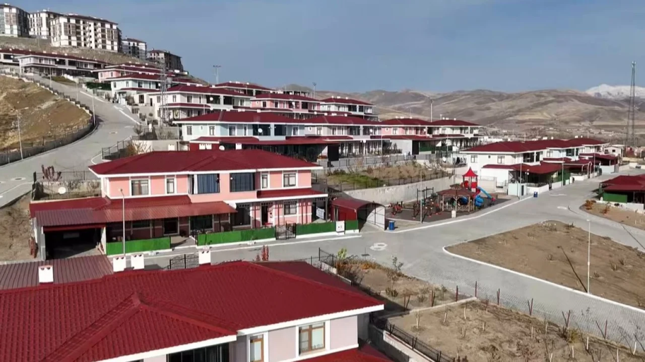 Elazığ’da 371 Ahıska Türkü aileye yeni konut ve kimlik kartı