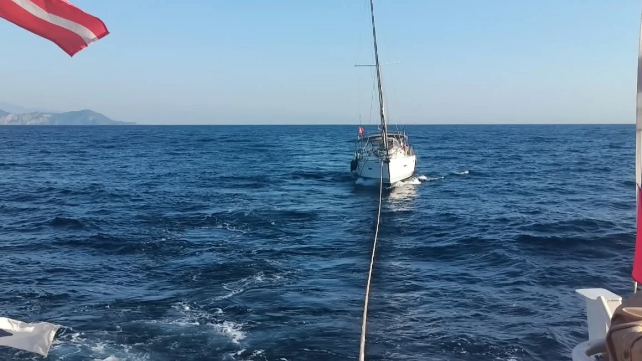 Fethiye açıklarında sürüklenen teknedeki 5 kişi kurtarıldı