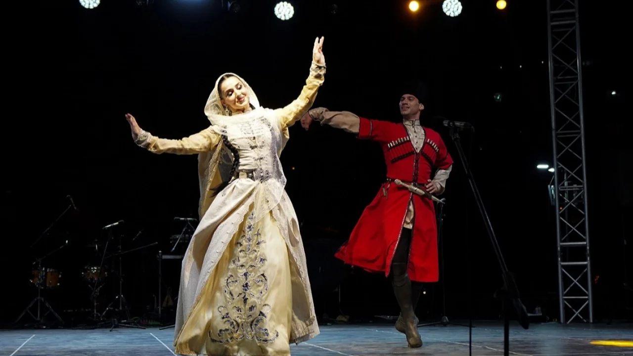 İstanbul Beylikdüzü'nde Uluslararası Halk Dansları zamanı