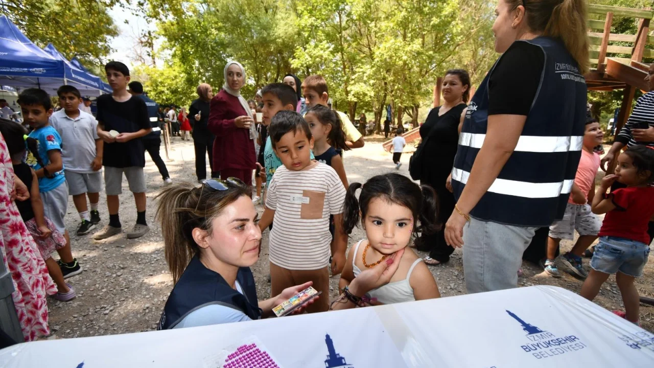 İzmir Bayraklı Karagöl’de sosyal dayanışma pikniği