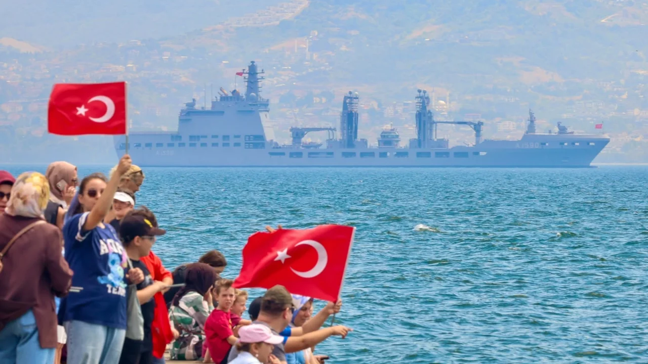 Mavi Vatan gururu Körfez'i sardı... İzmit Körfezi'nde tarihi geçiş