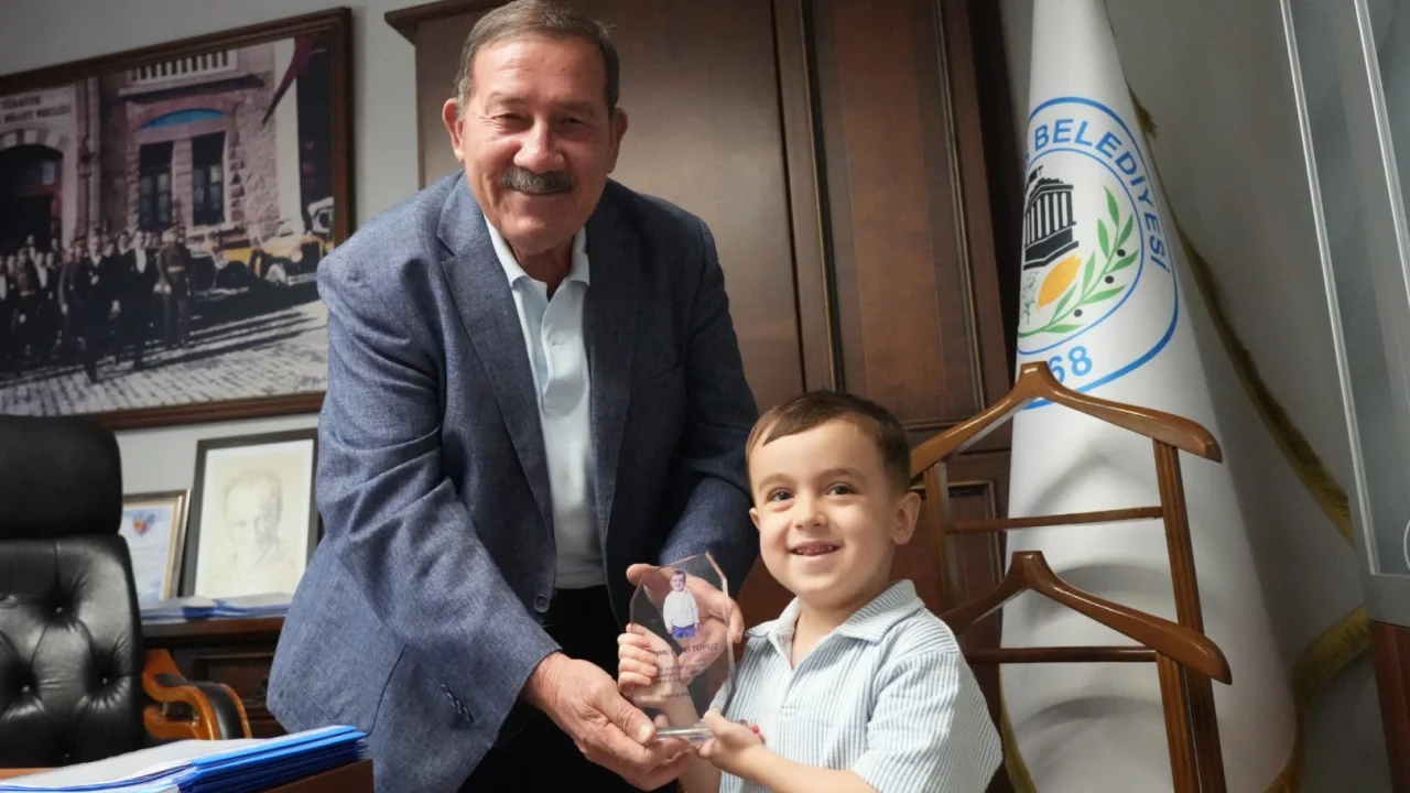 Milaslı minik Göktuğ'dan Başkan Topuz'a teşekkür ziyareti