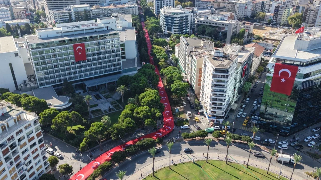 9 Eylül ruhu İzmir sokaklarında