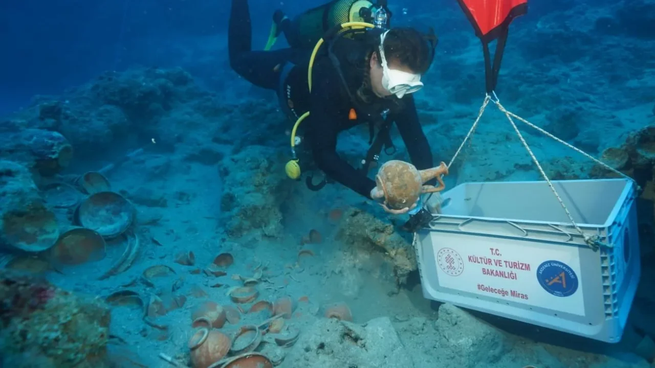 Akdeniz’in derinliklerinden 2 bin 100 yıllık sofra takımları çıkarılıyor