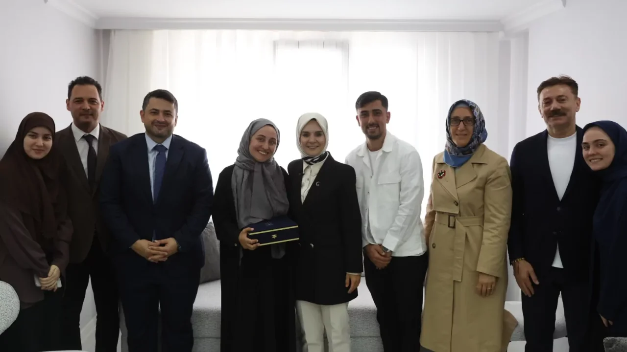 Bakan Göktaş, yeni evli çiftin ilk misafiri oldu
