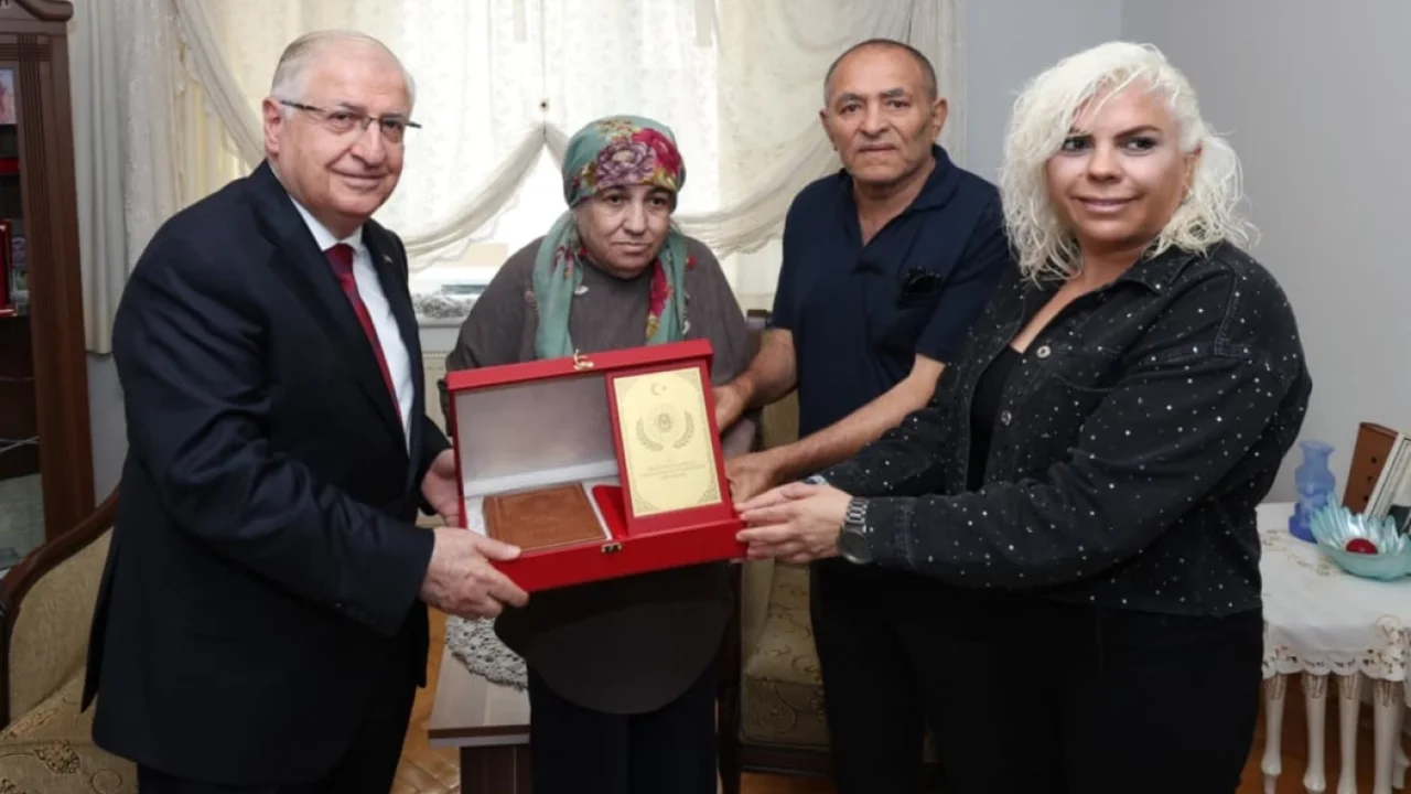 Bakan Güler, şehit Er Alaattin Buluç’un ailesini ziyaret etti