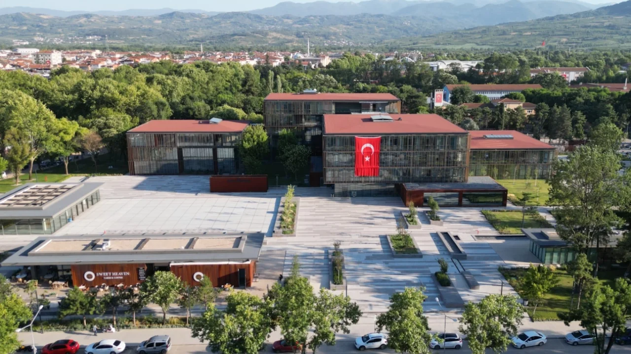 Bursa İnegöl'den bin 650 öğrenciye 3,3 milyon TL’lik kırtasiye desteği