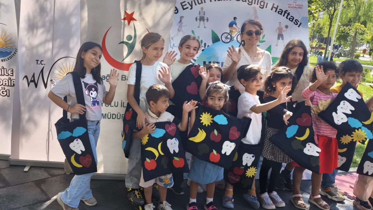 Çocuklar kendi çantalarını tasarladı