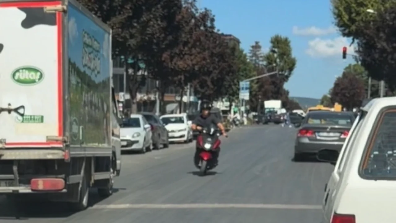 Düzce'de Kuyumcuzade Bulvarı’nda tehlikeli yolculuk kamerada