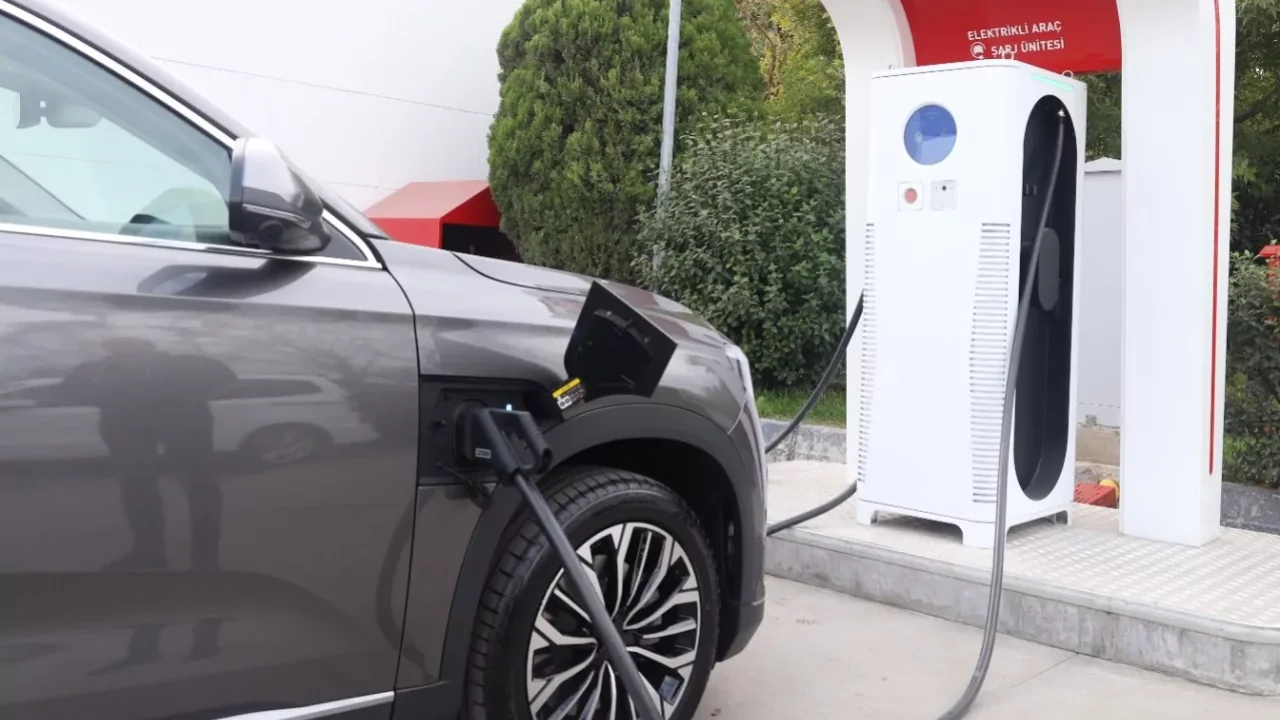 Elektrikli araçların evde şarj edilmesine yasak mı geldi? Açıklama İletişim'den yapıldı