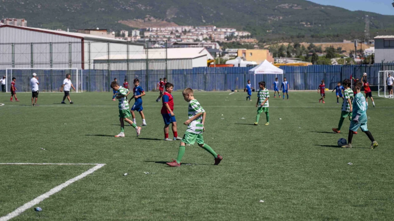 İzmir Bornova’da yenilenen Doğanlar Sahası çocukların golleriyle açıldı