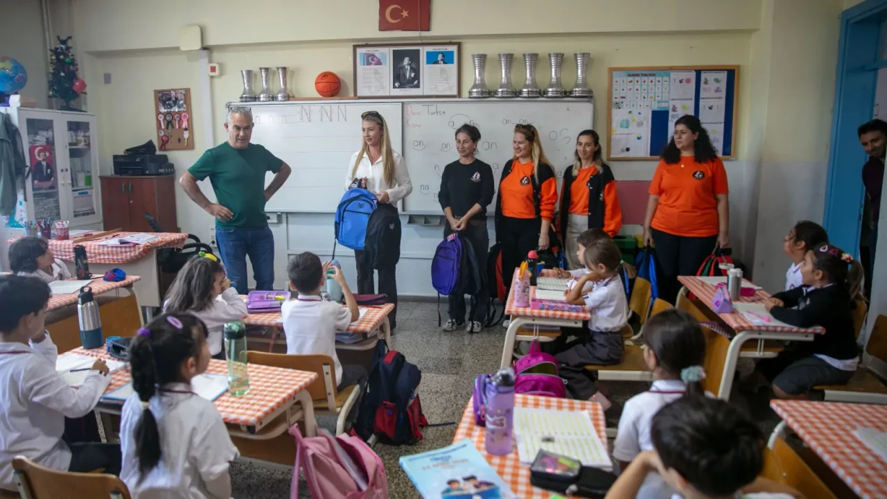 İzmir Güzelbahçe'de öğrencilere kırtasiye desteği