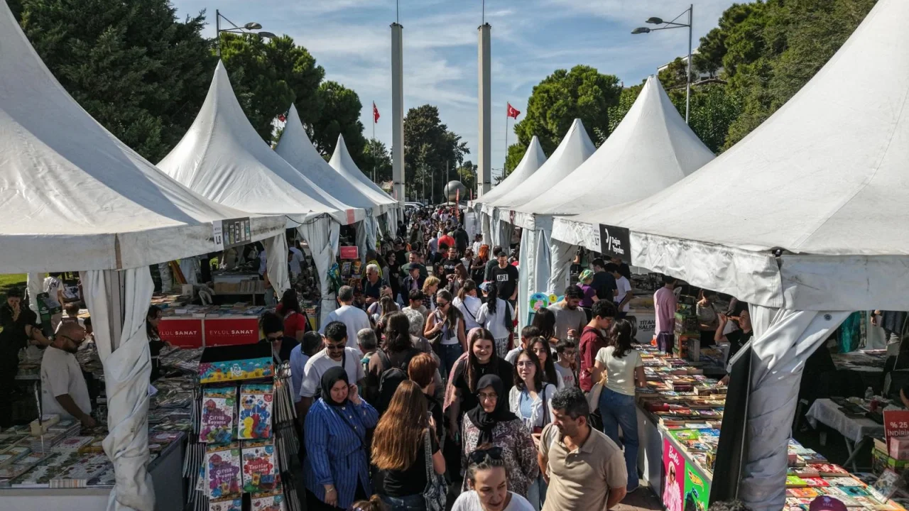 İzmir Kültürpark’ta kitap ve yazar buluşmaları sürüyor