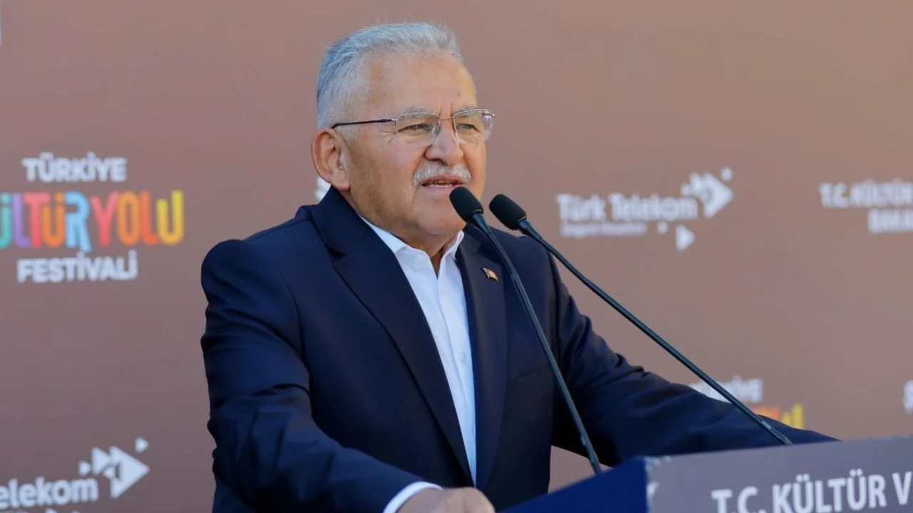 Kayseri Büyükşehir'den üniversiteli ailelere 10 bin lira destek