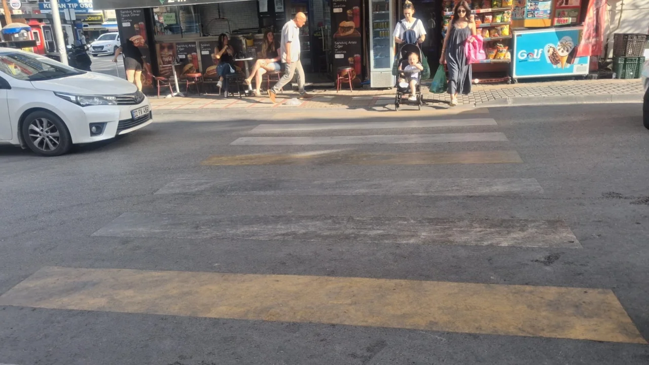 Keşan’da silinen yaya geçidi çizgileri tehlike saçıyor