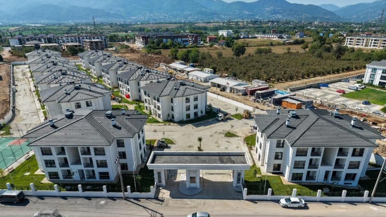Kocaeli Büyükşehir 144 aileyi daha ev sahibi yaptı... Anahtarlar Başkan Büyükakın'dan