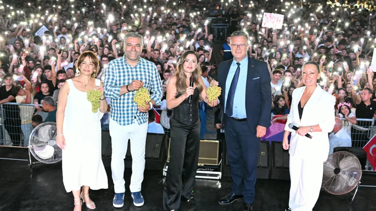 Manisa'da Alaşehir’in kurtuluşunda Merve Özbey coşkusu