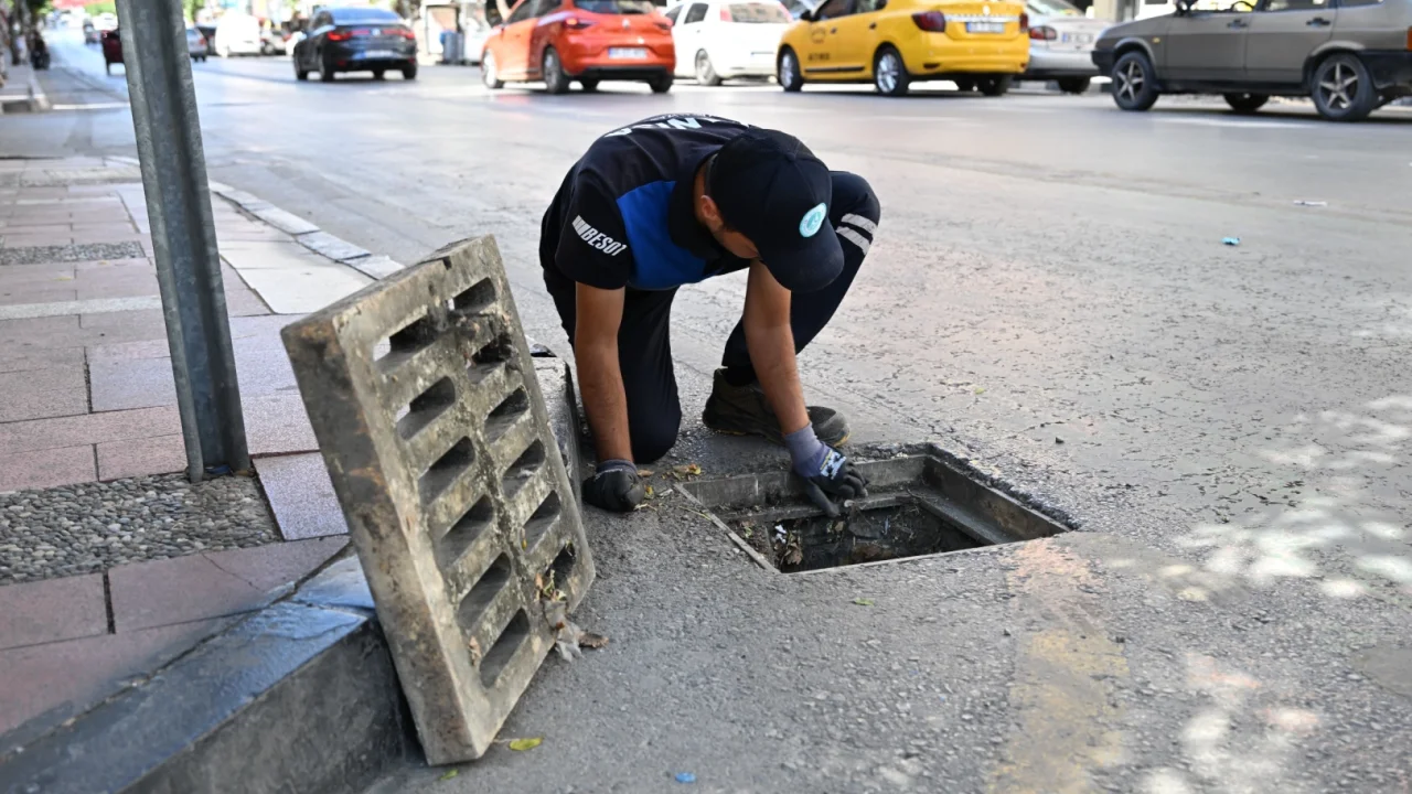 Manisa'da yağışlar öncesi ızgara temizliklerini hızlandırdı