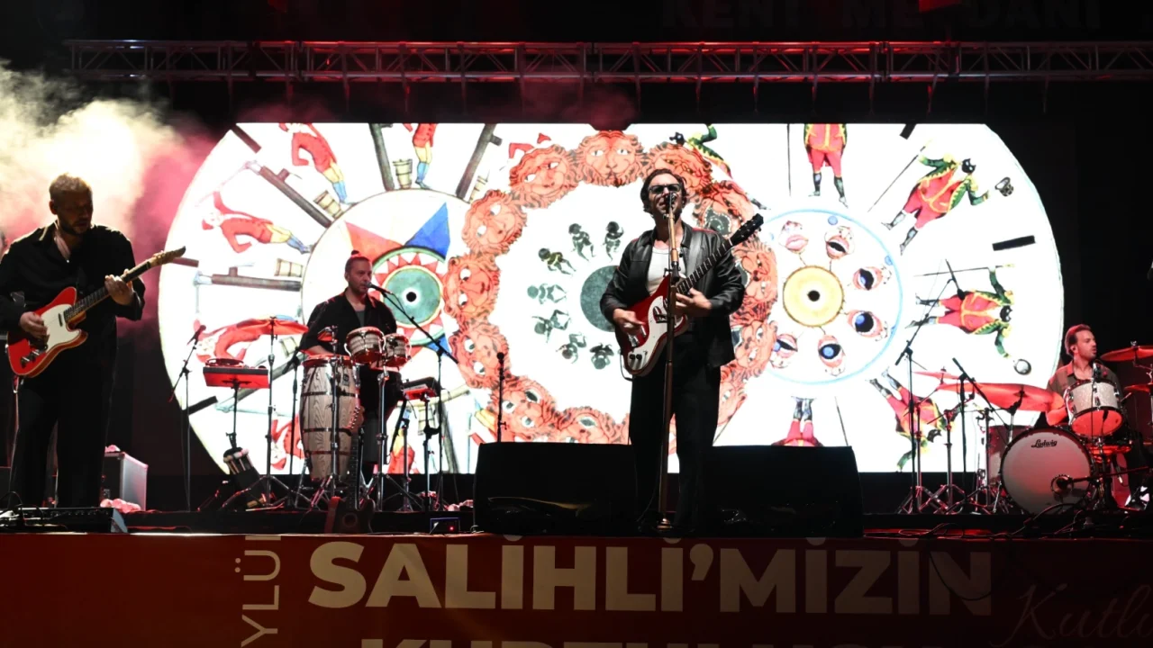 Manisa Salihli’de Adamlar’dan unutulmaz gece