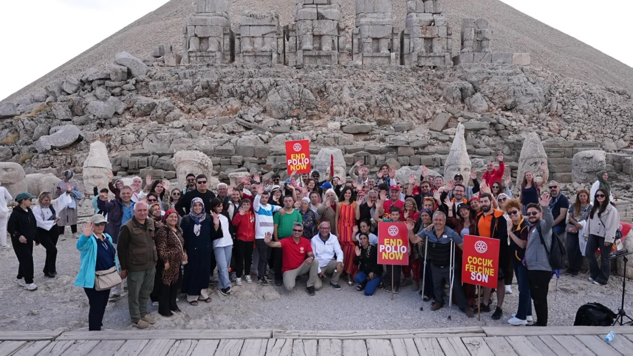 Nemrut'un zirvesinde tarihi mesaj: Çocuk felcine son!