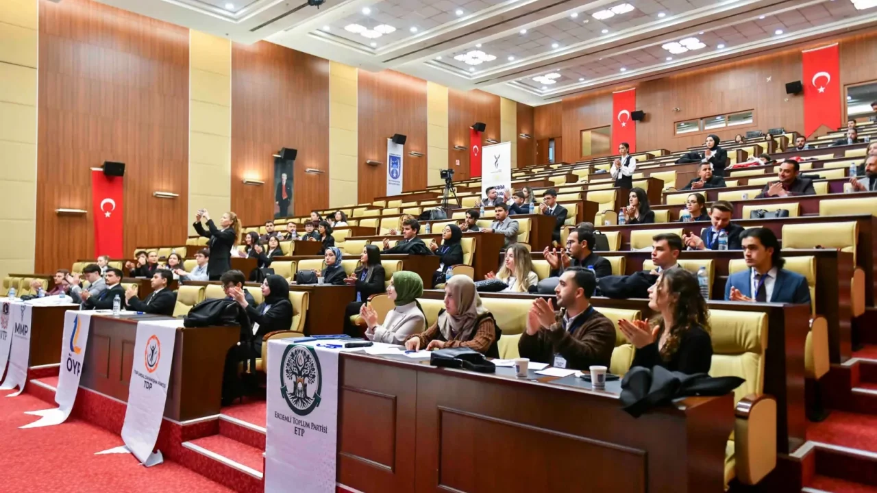 Ankara'da gençler bağımlılıkla mücadeleyi konuştu