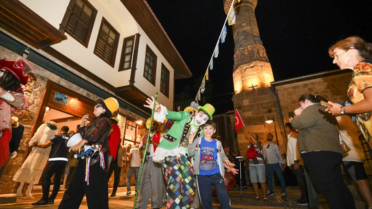 Antalya'da büyüleyici kortej Kaleiçi’nde karnaval havası estirdi