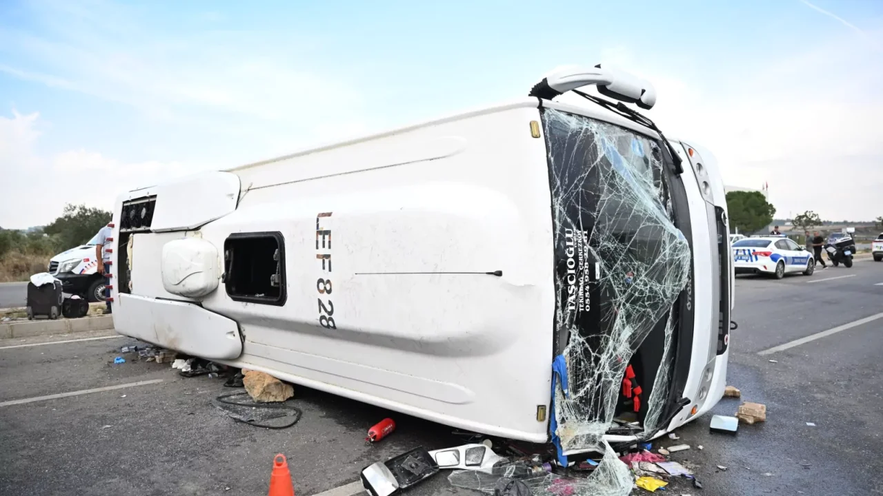 Antalya-Isparta yolunda yolcu otobüsü devrildi: 17 yaralı