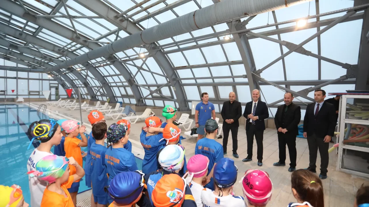 Başkan Taban İnegöl Belediyespor’un yüzme sporcularıyla buluştu