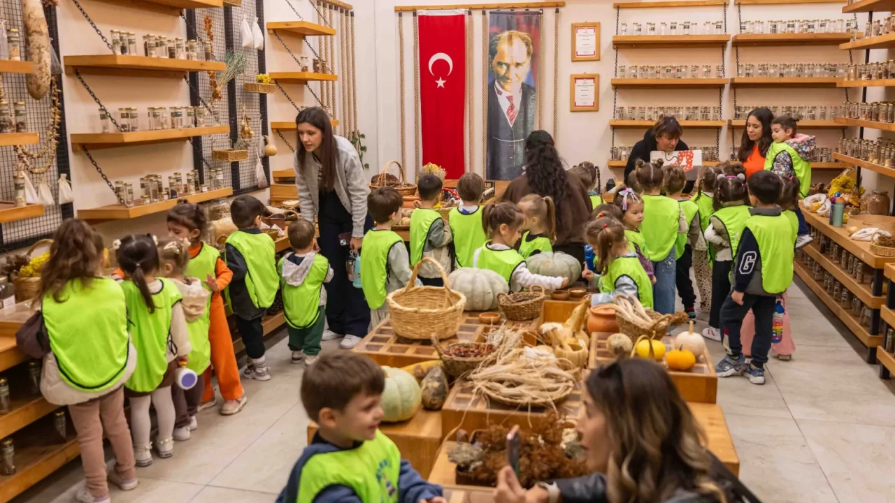 Bornova’nın minikleri 50 zeytin fidanını toprakla buluşturdu