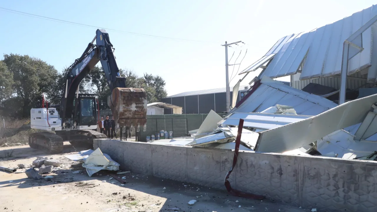 Bursa Nilüfer’de kaçak fabrika yıkıldı