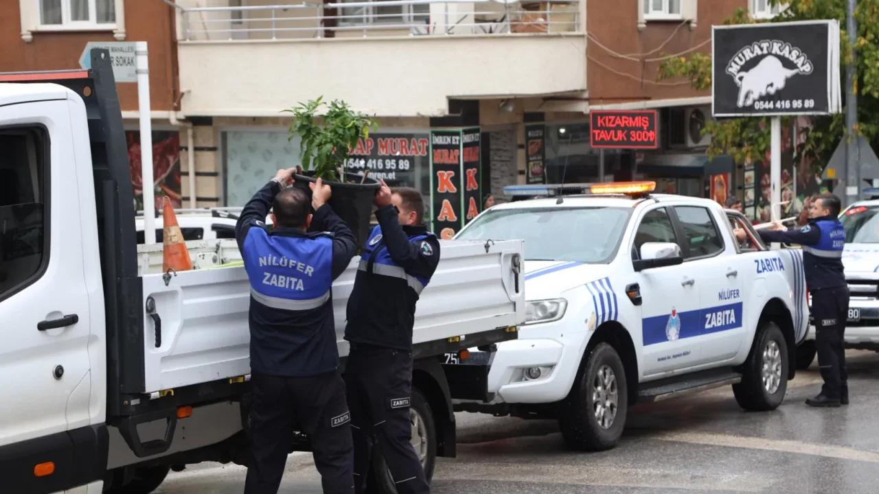 Bursa Nilüfer’de kaldırım ve yolları işgal eden tabelalar toplandı